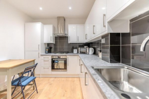 Full kitchen-Strategic Location-Spacious flat
